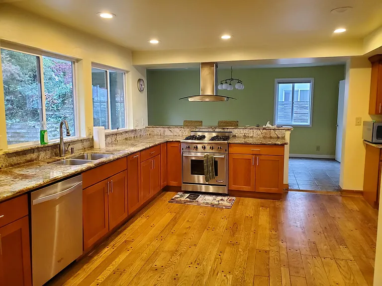 9220 NE 5th St — Photo 1