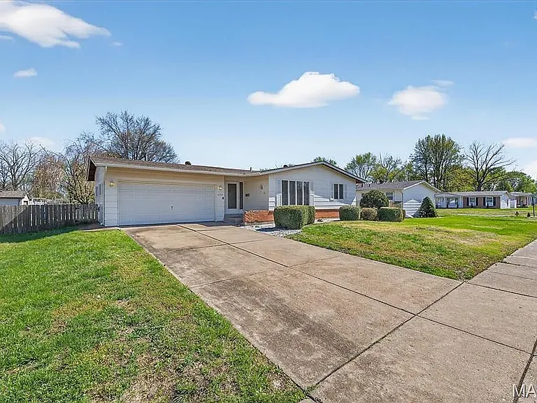2250 Loveland Dr — Photo 1