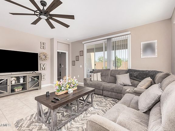 5th image of 2149 N CAMDEN Drive