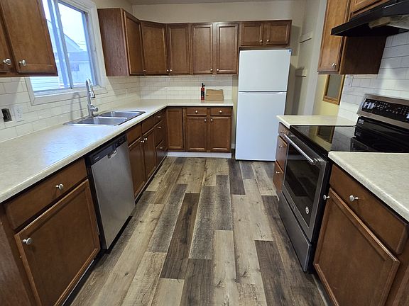 3rd image of 912 9th St