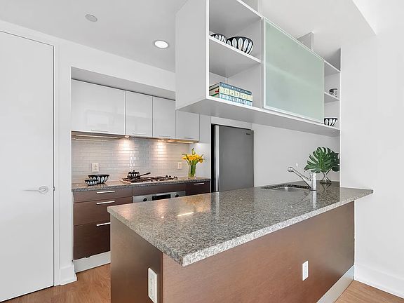 4th image of 350 W 42nd St APT 34A