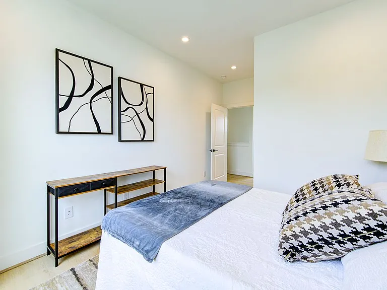2310 Reinerman St — Photo 18