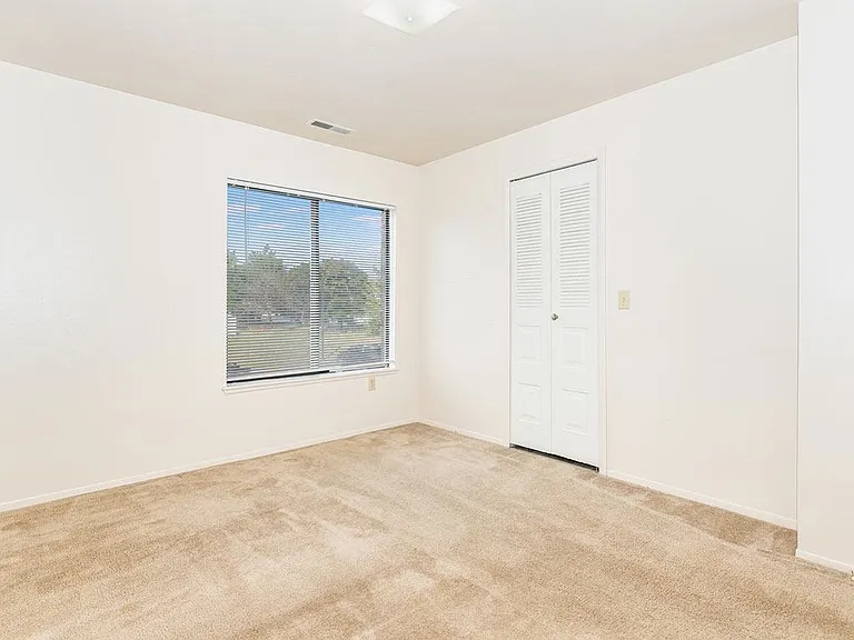 Oak Shores Apartments — Photo 21