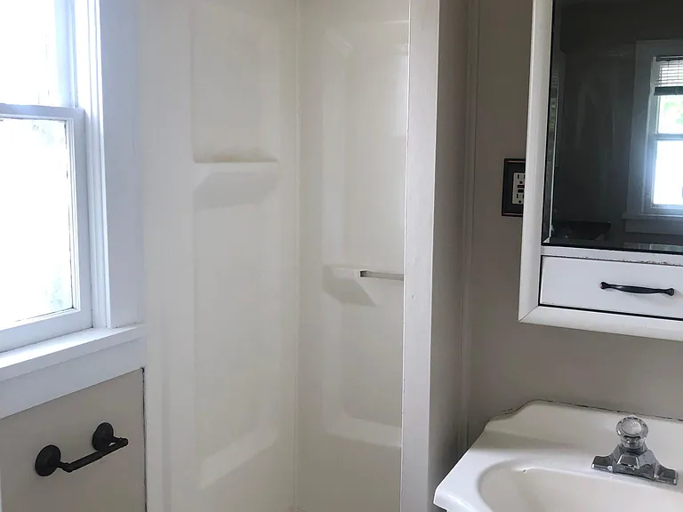 512 Laird St — Photo 11