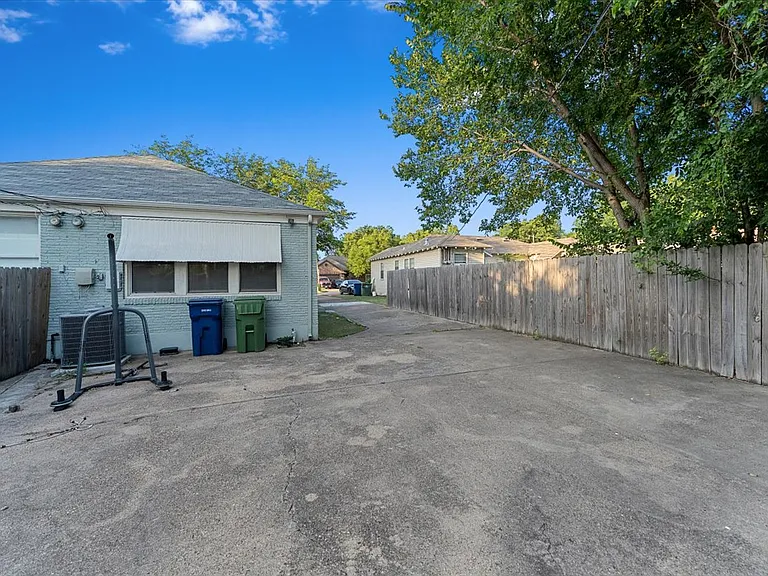 1119 Clinton St — Photo 36