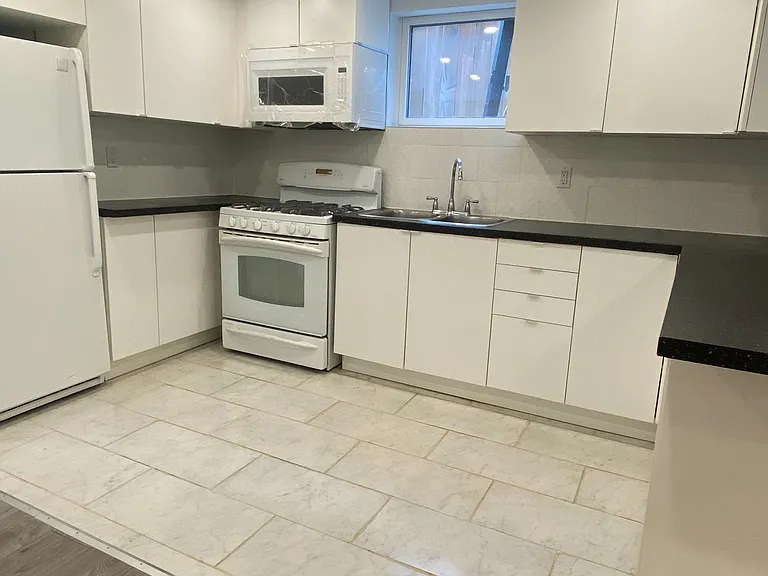 135 Bonham Blvd #BASEMENT — Photo 19