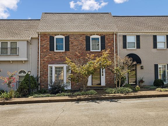 3rd image of 105 Foxborough Sq W