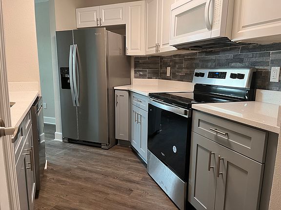5th image of 2572 Woodgate Blvd