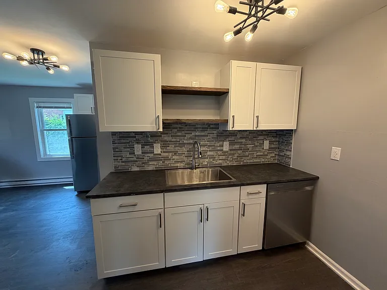 384 Norwich Ave — Photo 3