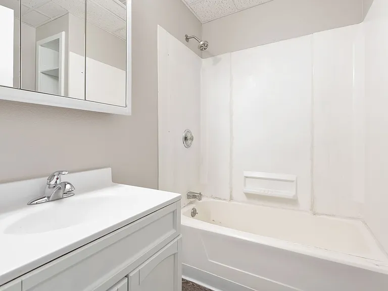 2022 1/2 College St - Cedar Falls — Photo 4