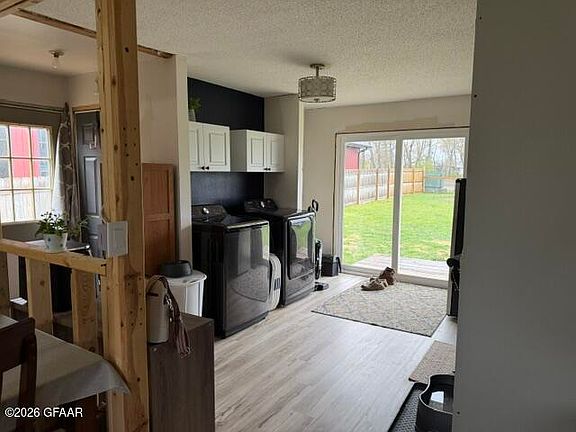 5th image of 405 Hill Ave S