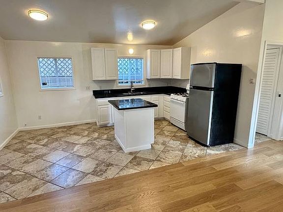 4th image of 711 De La Vina St APT 5
