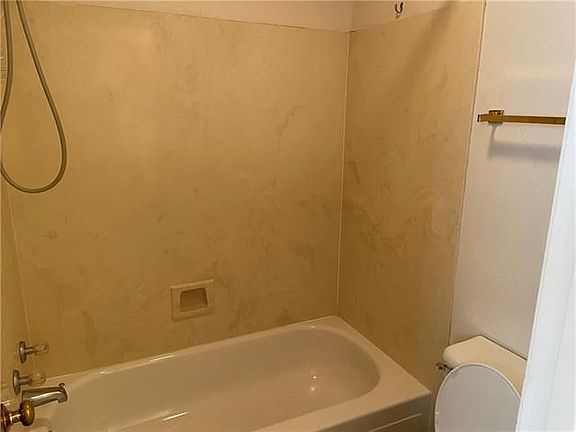 5th image of 1012 Saint Julien Dr APT C2