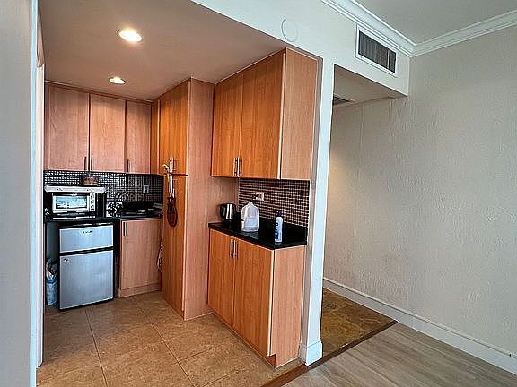 5th image of 700 Biltmore Way APT 1116