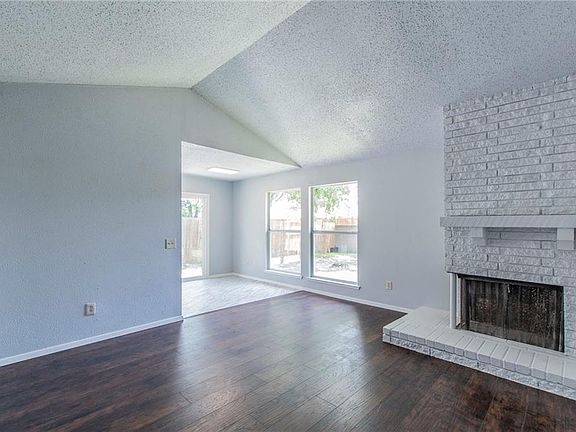 4th image of 2110 Meadowglen Dr