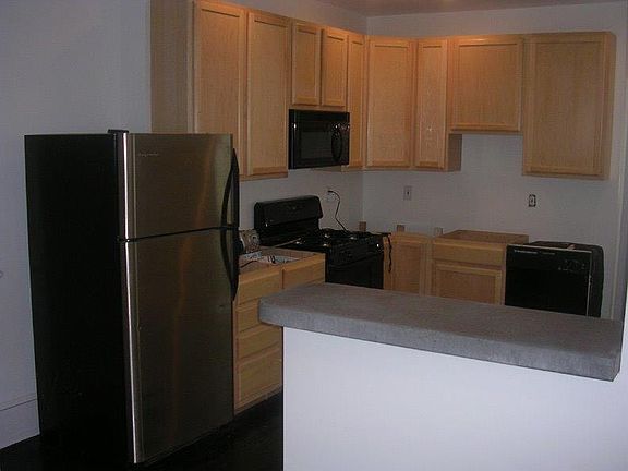 5th image of 333 Leverington Ave #3