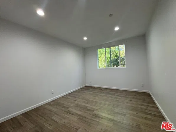 9965 Glencrest Cir, Burbank, CA 91504