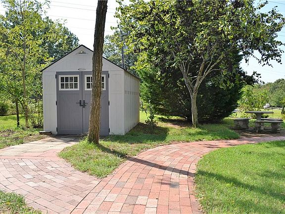 4th image of 501 Barton Ct