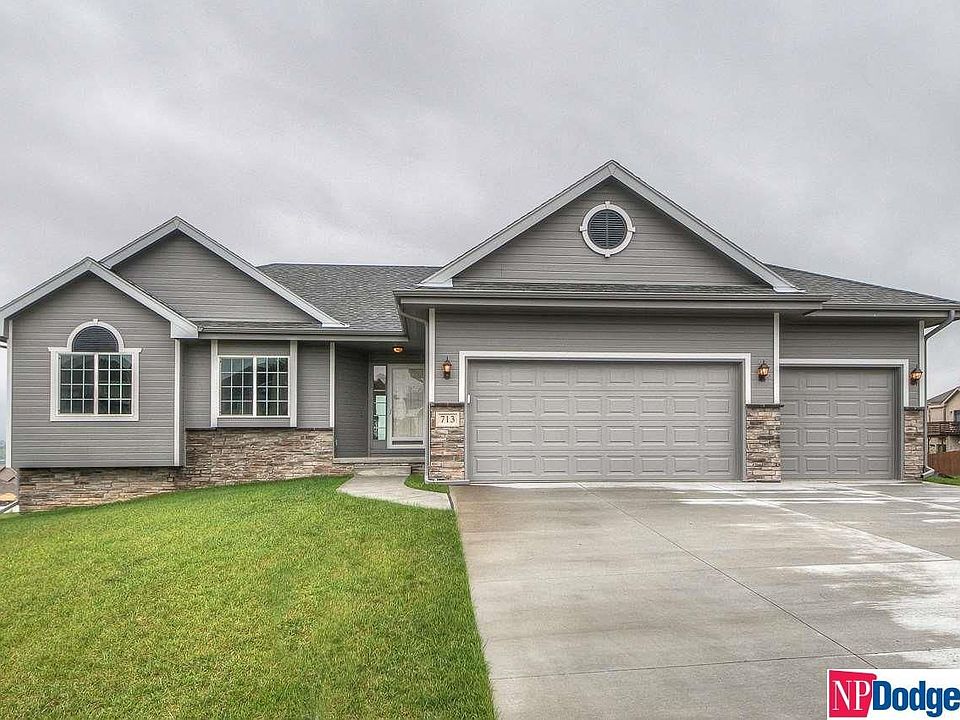 1st image of 713 Castle Pine Dr