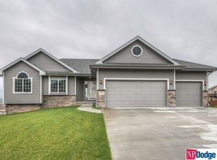 713 Castle Pine Dr, Papillion, NE 68133