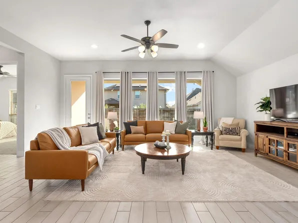 512 Monrovia Ct, Liberty Hill, TX 78642