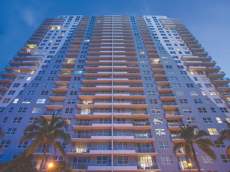 Yacht Club at Brickell Apartments — Photo 26