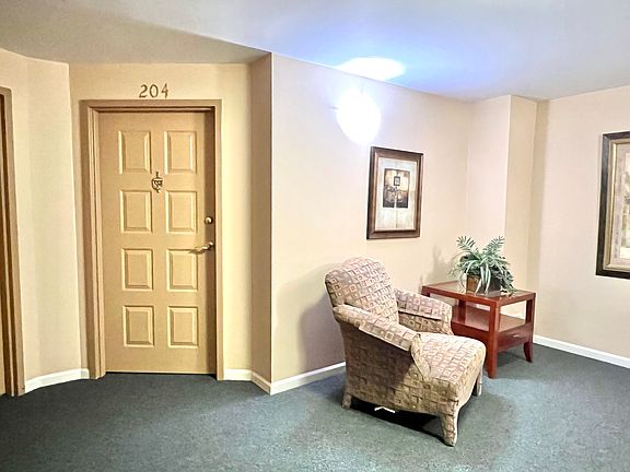 3rd image of 706 W 63rd St Unit 204