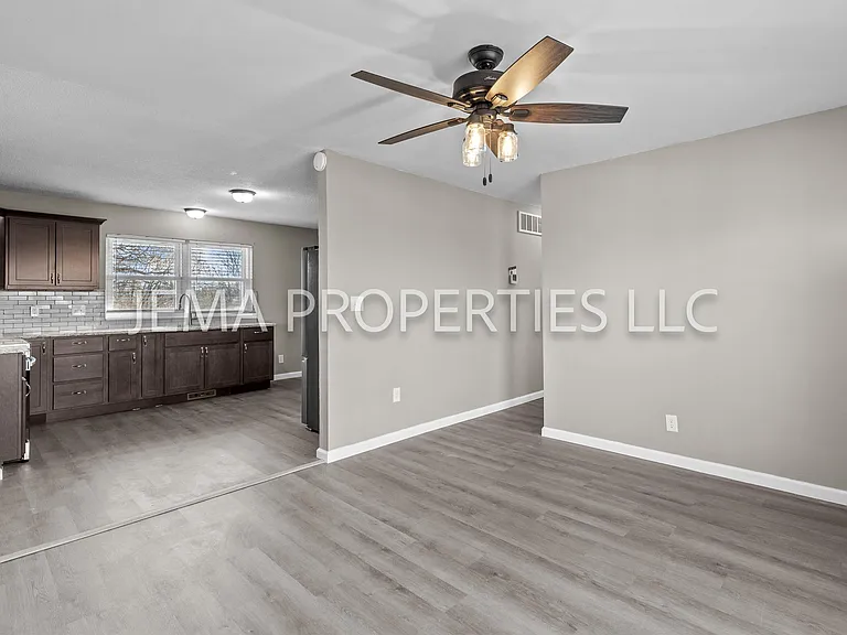 130 E Oak St — Photo 2