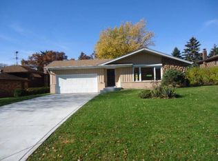 8217 Crestview Dr, Willow Springs, IL 60480