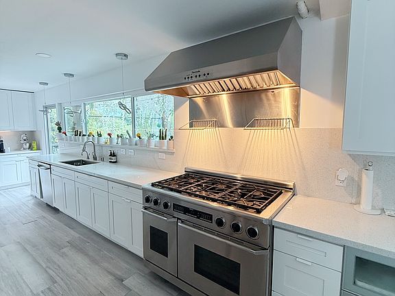 4th image of 10731 Queen Ave