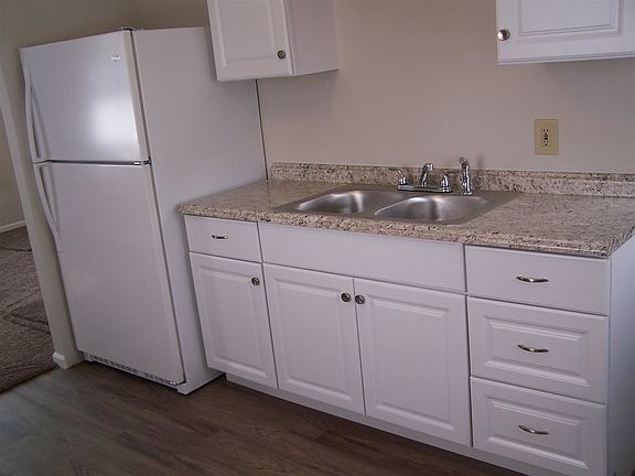 5th image of 610 W McHenry St