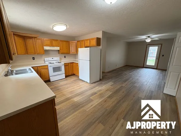925 S Newcomb Avenue, 925 S Newcomb Ave APT 12, Sioux Falls, SD 57106