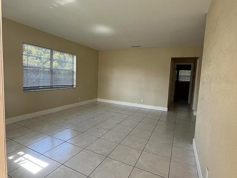 1045 Miami Blvd — Photo 2