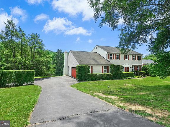 2nd image of 2608 Springhill Cir