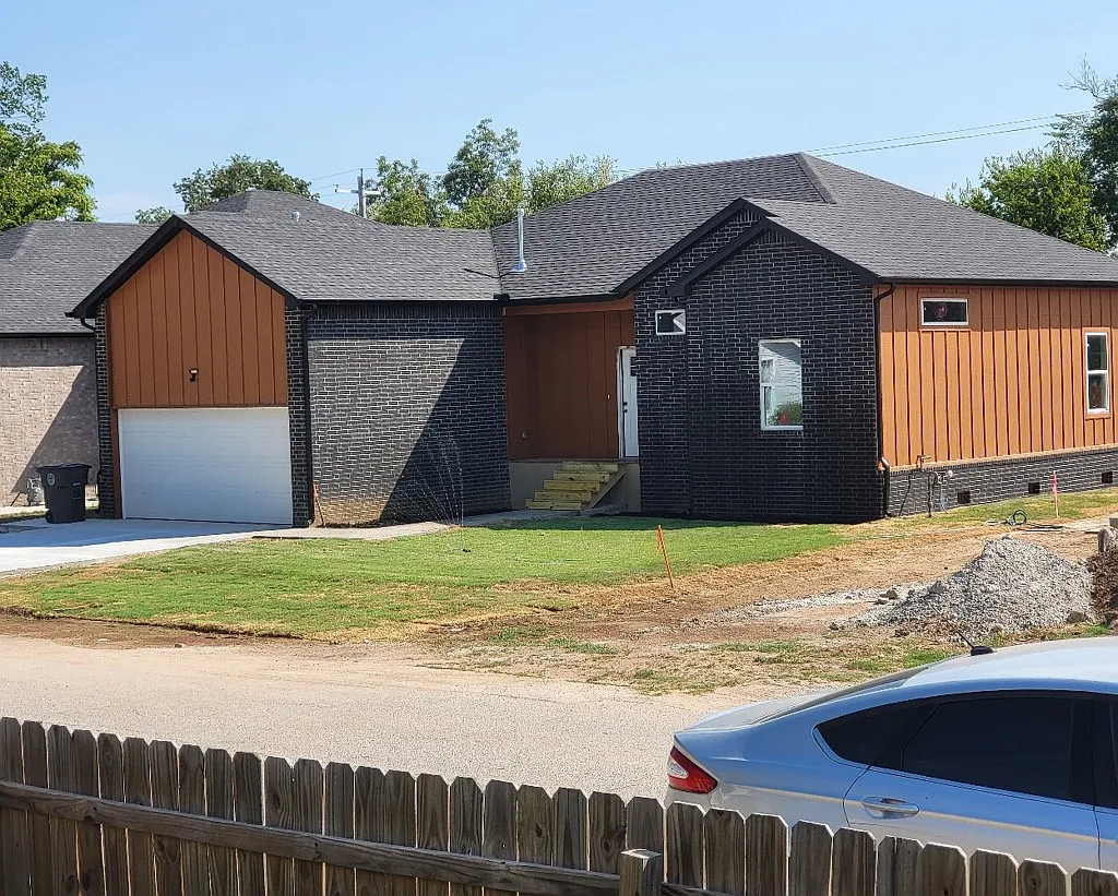 Spacious 4-Bed Home with Garage, Fenced Yard & Central A/C — Photo 1