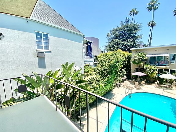 5th image of 1431 N Hayworth Ave #17