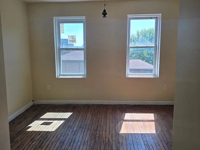 635 E Willow St #2 — Photo 2