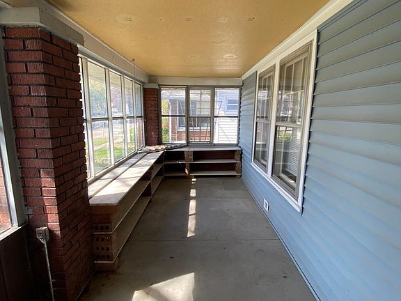 3rd image of 853 N Gladstone Ave