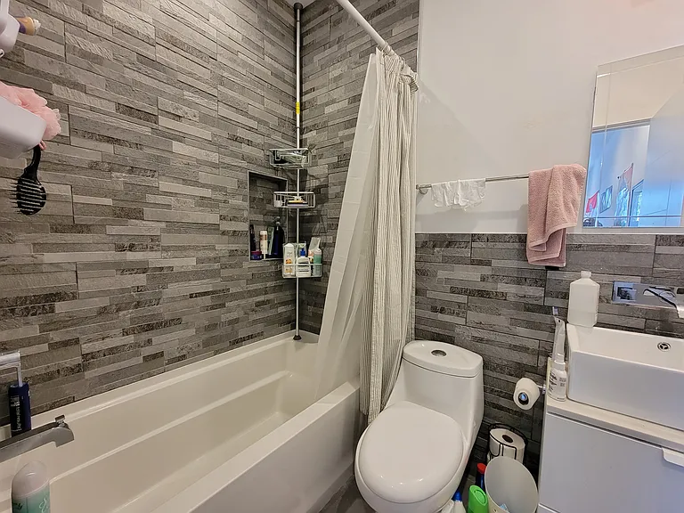 433 N 35th St #1R — Photo 11