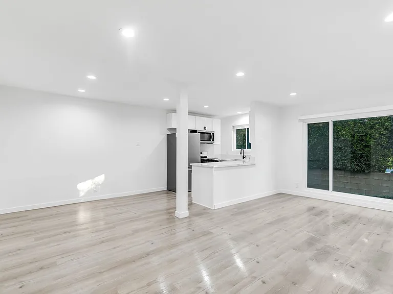 1138 Cardiff Avenue — Photo 4