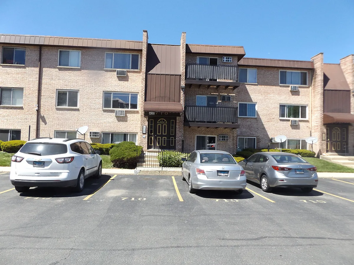 Building Photo - 710 W Huntington Commons Rd #3A