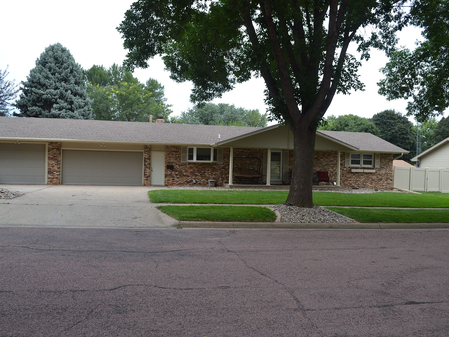 810 E 18th St, Yankton, SD 57078 Zillow