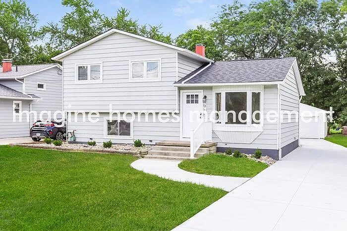 3 bed, 2.0 bath, 1304 sqft, $2,295 — Photo 2