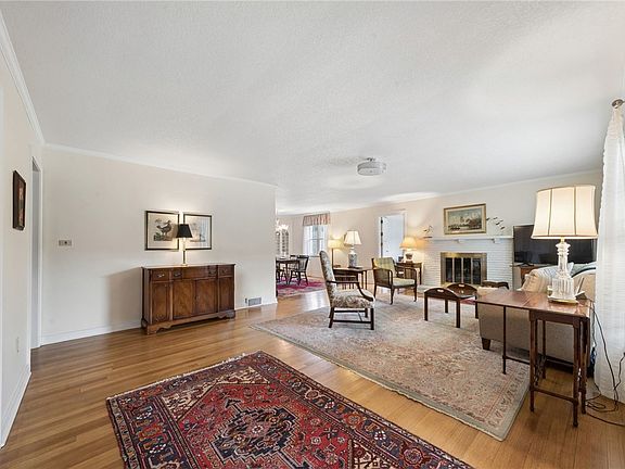 3rd image of 600 N Maple Ave