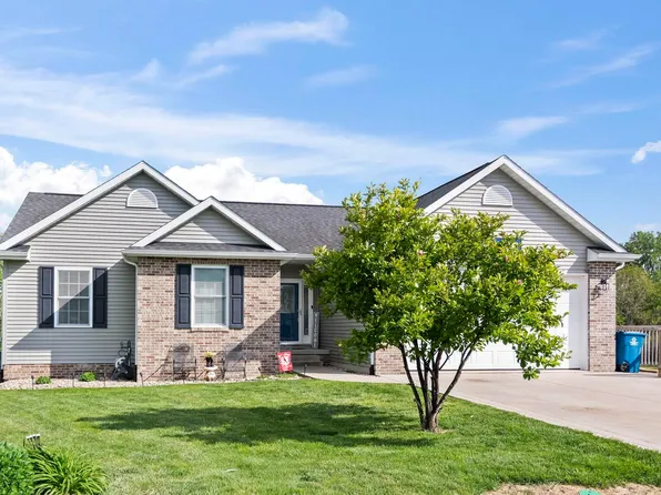 212 Hillcrest Dr, Mechanicsburg, IL 62545