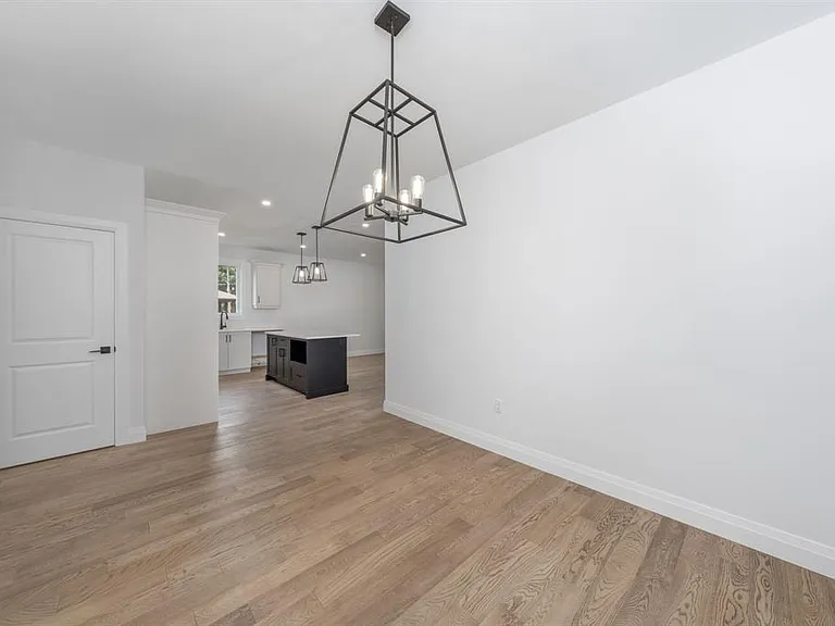 397 Victoria St — Photo 9