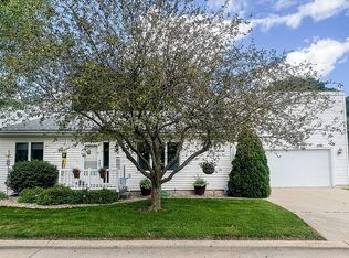 906 6th St NW, Waverly, IA 50677