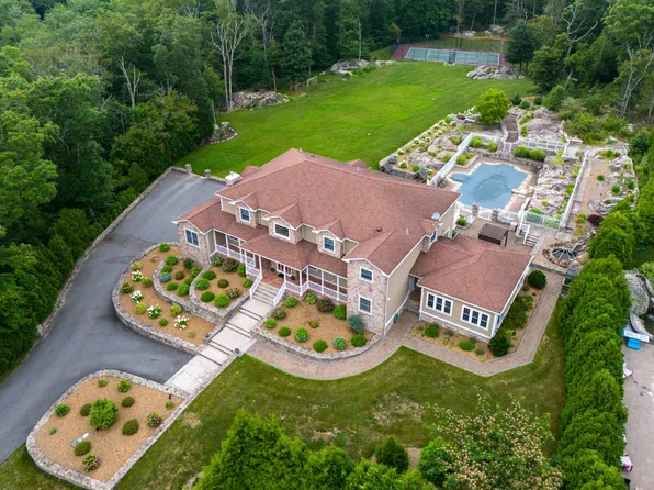 33 Moniz Dr, Westport, MA 02790