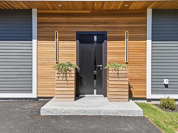 2nd image of 2 Woodside Meadow Road