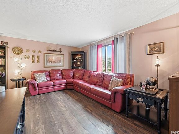 3rd image of 30 Riel CRESCENT